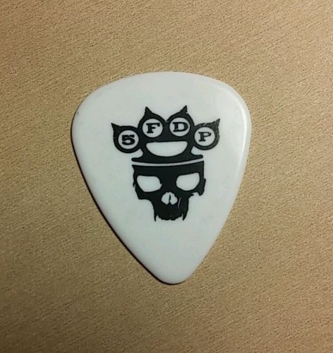 FIVE FINGER DEATH PUNCH 5FDP WAR IS THE ANSWER KNUCKLE WHITE W SKULL GUITAR PICK