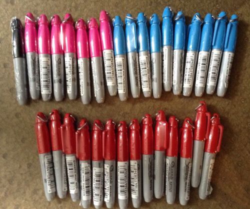 32 Sharpie Mini Assorted 1 Black, 7 Pink, 10 Light Blue, 15 Red.