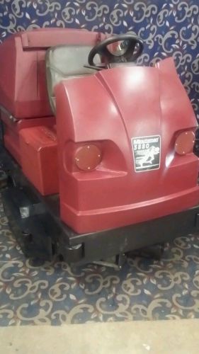 Minuteman Powerboss 38&#034; ride on floor sweeper scrubber with only 233 hours!