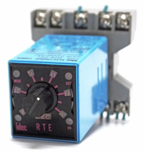Idec RTE-P21 0.1sec-600hrs Electronic Timer 24VAC/DC w/SR3P-06 Relay Socket Base