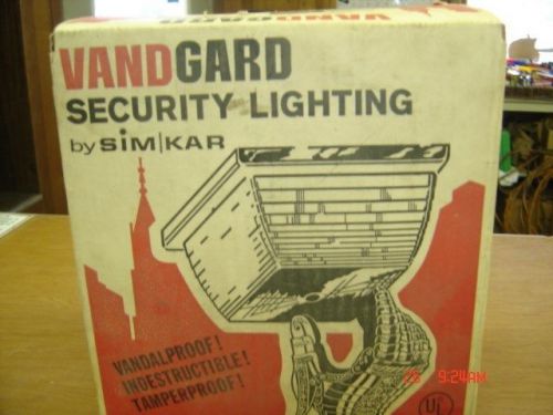 VANGUARD - VANDALPROOF-LIGHT FIXTURE SURFACE MOUNT V8000 FROSTED CFL CLEAR