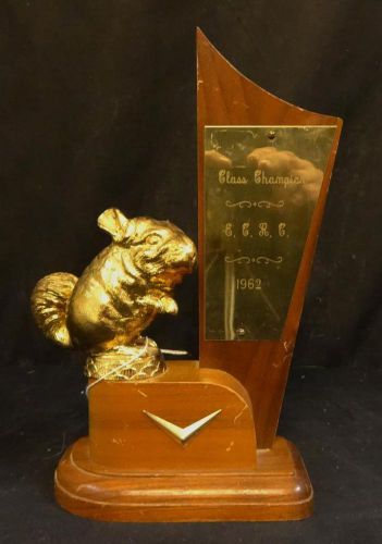 Beautiful unusual vintage figural 1962 chinchilla class champion trophy!