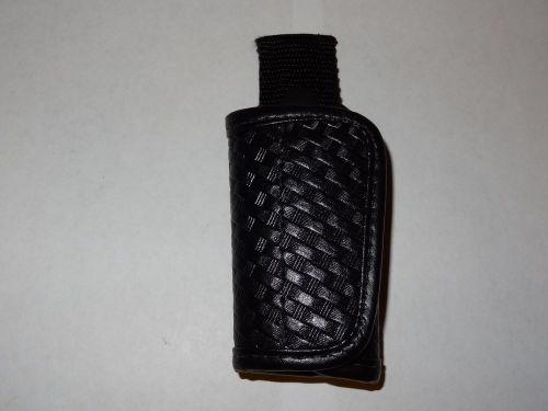Uncle Mike&#039;s leather Silent Key Pouch for duty belt, basketweave