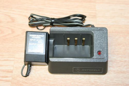 Motorola NTN4666A Charger Station With Power Adapter
