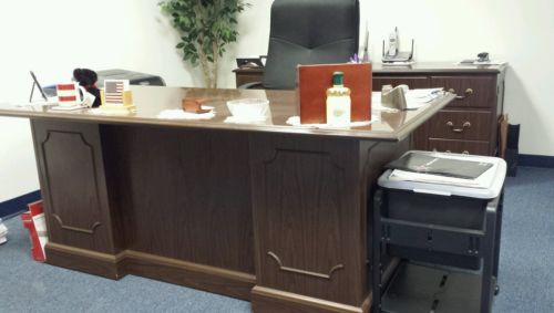 Office desk set-5 pieces-very nice condition!