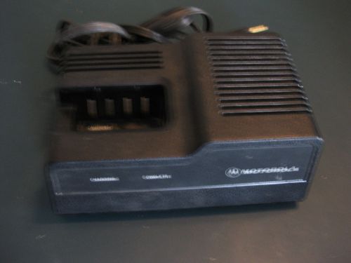 Motorola Model NTN5538B Charger for P200 HT600 MT1000 MTX800 MTX900 Radios (AN04