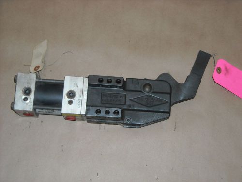 DE-STA-CO A895B-13R-22-R1000-C100K Pneumatic Clamp, With Arm, No Sensor, Used