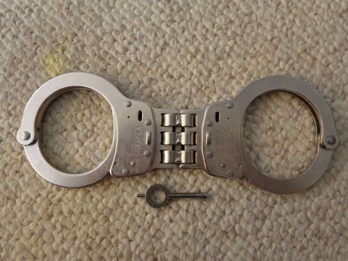 Smith &amp; Wesson Model 300 Hinged Handcuffs Nickel finish  With 1 Genuine S&amp;W Key