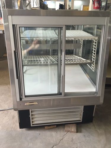 Bakery refrigerated display case