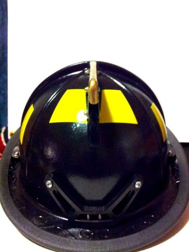Cairns 1044 defender firefighting helmet