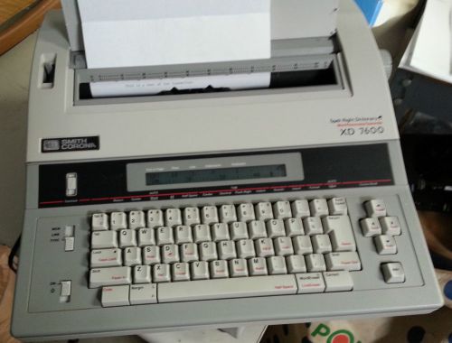 Vintage Smith Corona XD 7600 Word Processing Typewriter w/Spell Right Dictionary