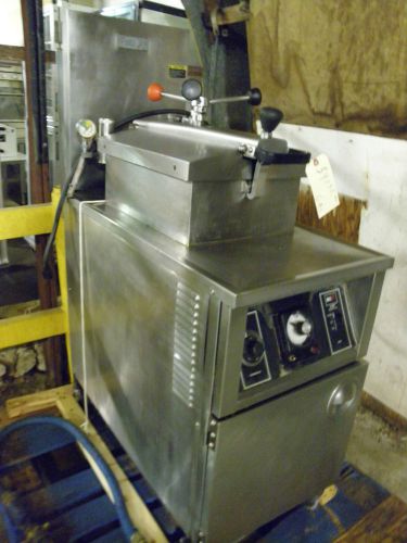 Bki lgf-f nat gas 48lb 90,000 btu chicken pressure fryer w filtration system for sale