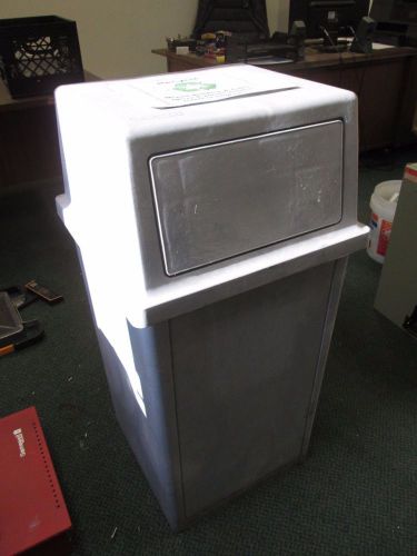 Rubbermaid Ranger 35-Gallon Garbage Can 8430/8432 Used
