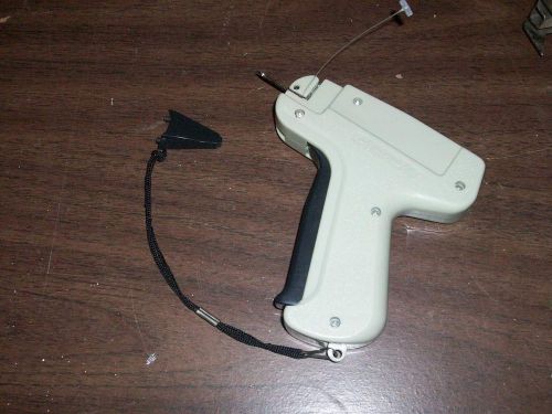 NEW CLOTHING ARROW TAGGING &amp; LABELING GUN WITH BARBS &amp; 5 PACK OF NEEDLES