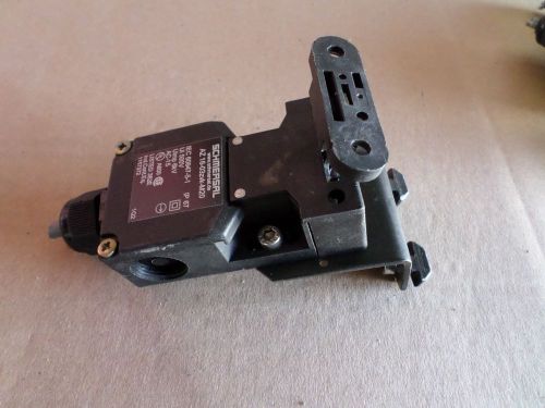 SCHMERSAL AZ16-03ZVK-M20 Safety Switch w/Center Fitting &amp; Key