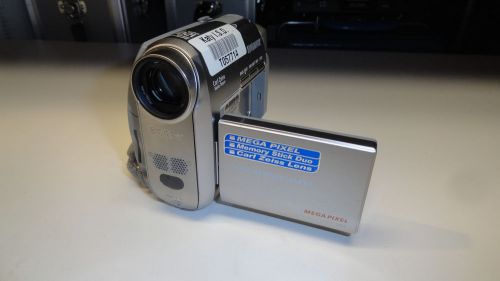 S15: Sony Handycam DCR-HC40 Camcorder