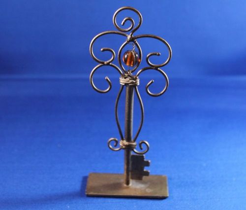 Gold Wire Key Shaped Picture Post Card Note Holder