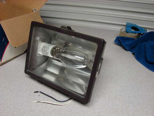 Lumapro 150 watt micro floodlight sodium fixture including bulb