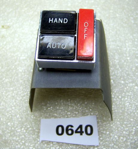 (0640) Cutler Hammer E30AG 3 Button Push Button