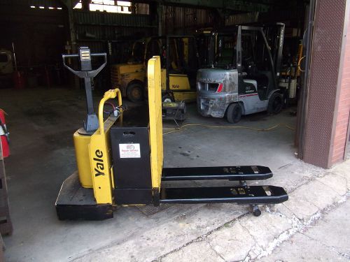 YALE ELECTRIC RIDER PALLET JACK 24 VOLTS CHARGER LOW HOURS 2 SPEED