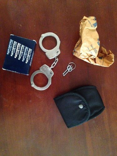 Smith &amp; Wilson M-100 Handcuff With Handcuff Case