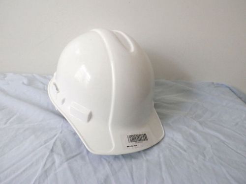 BRAND NEW HARD HAT BY 3M, ADJUSTABLE TO MOST ANY SIZE # XLR8, WHITE