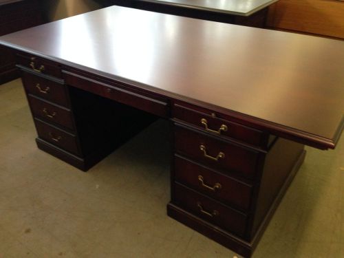 ***EXTRA LARGE TRADITIONAL STYLE DESK in MAHOGANY COLOR WOOD 76&#034;L x 42&#034;D***