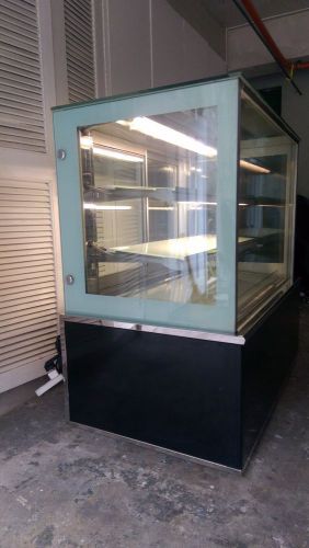 Glass display case - with Chiller