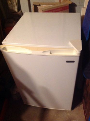 HAIER Compact Refrigerator, 3.5 CUBIC FT WHITE