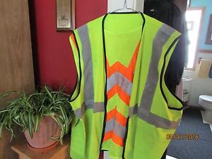 CONSTRUCTION SAFTY VEST REFLECT AND REVERSABLE ORANGE AND GREEN! FAIR CONDITION!