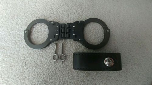 Smith &amp; Wesson hinged handcuffs and carry strap