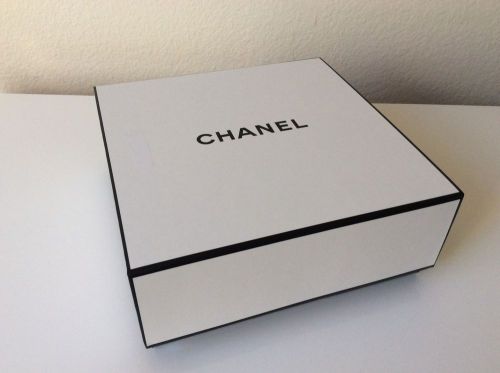 ONE Chanel White paper Box