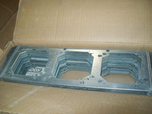 (NEW BOX OF 25) Erico Caddy RBS16 Box Mounting Brackets - For Between Studs