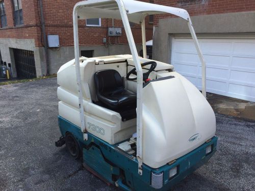 Tennant 7300 Riding Floor Sweeper Scrubber w/ battery &amp; charger -- SEE VIDEO