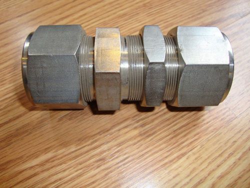 NEW SWAGELOK  SS-2000-61 316SS 1 1/4&#034; TUBE BULKHEAD UNION FITTING