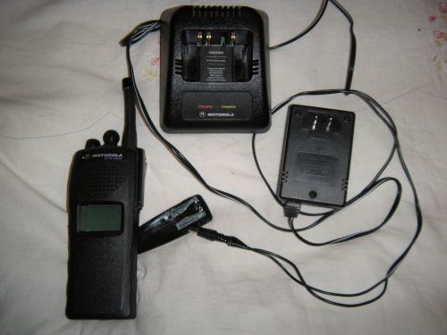 Motorola xts2500 model 1.5 uhf lo 380 - 470 mhz /ant/charger/clip checked out for sale