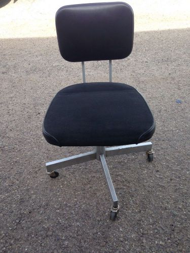 Vintage UNITED CHAIR COMPANY Desk Chair / Manual Height Adjustment