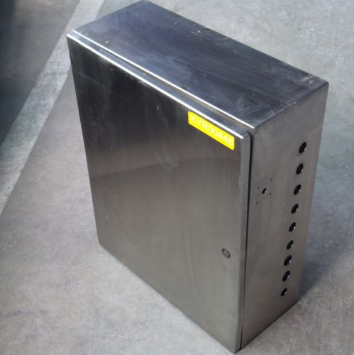 HOFFMAN CSD24208SS STAINLESS STEEL TYPE 4X WALL-MOUNT ENCLOSURE *DENTS*