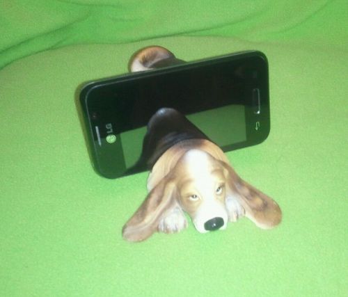 Big sky canine iphone display or business card holder