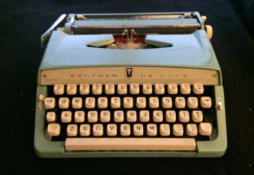 VINTAGE BROTHER DE LUXE MANUAL PORTABLE TYPEWRITER WITH CASE