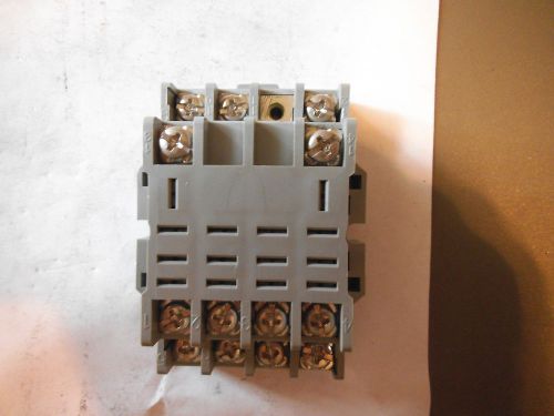 IDEC RELAY SOCKET SH4B-05 10AMP - 300V - USED - missing 1 screw