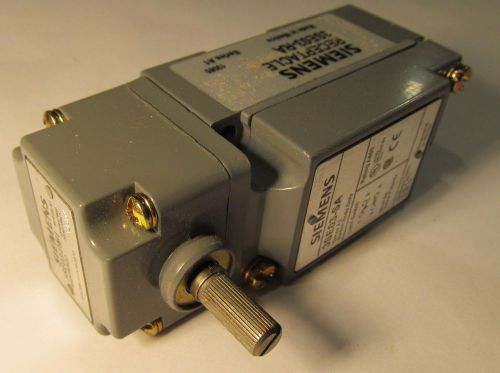 SIEMENS 3SE03-DM1/RA/SA SERIES A2 SIDE ROTARY LIMIT SWITCH W/ ROLLER LEVER