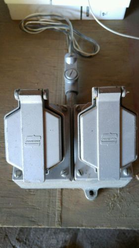 Crouse Hinds Dual Receptacle Interlocked w/ Switch 12201 20 Amp 1 HP125 VAC