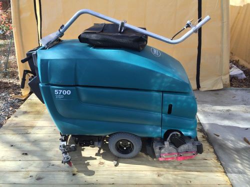 Tennant 5700 xp cylindrical 0,3 hours refurbished warranty floor scrubber for sale