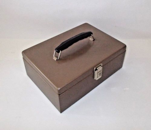 Mmf metal locking latch cash box-7 compartment tray-tan-good condition for sale