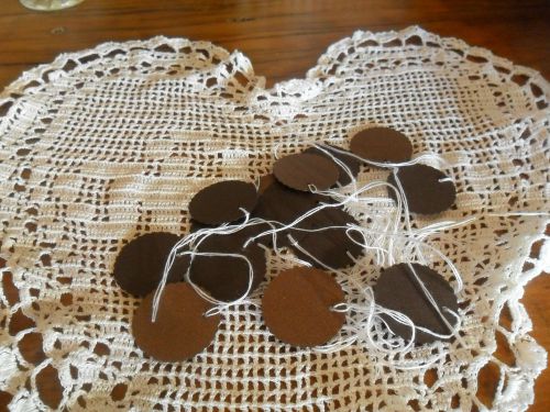NEW x 20 Shimmy BRONZE ROUND SCALLOP Edge TAGS STRING 2.5cm SHOP DOLL Scrapbook