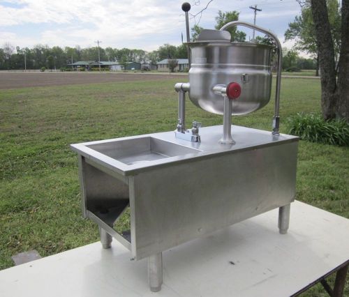 CLEVELAND KDT-6T 6 GALLON STEAM JACKETED STAINLESS TILTING KETTLE &amp; SINK BASE