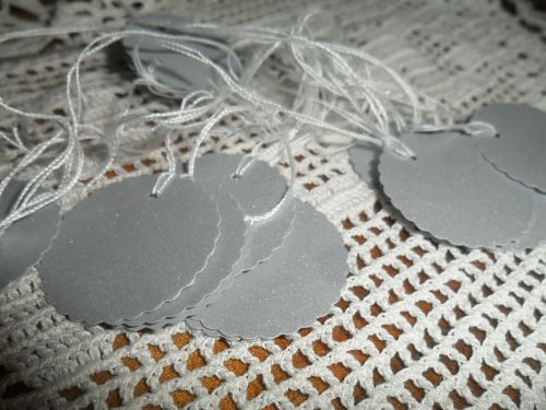 NEW x 20 Shimmy SILVER ROUND SCALLOP Edge TAGS STRING 2.5cm SHOP DOLL Scrapbook
