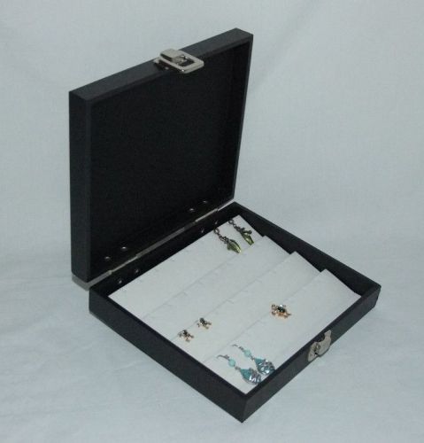 TRAVELING EARRING DISPLAY CASE WITH HINGED LID AND WHITE INSERT
