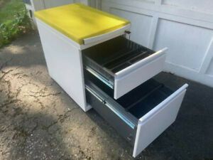Rolling 2-drawer filing cabinet with cushion top, lock and keys